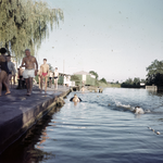 859535 Afbeelding van zwemmers bij het zwembad De Kikker (Ruigenhoeksedijk 98) te Groenekan.